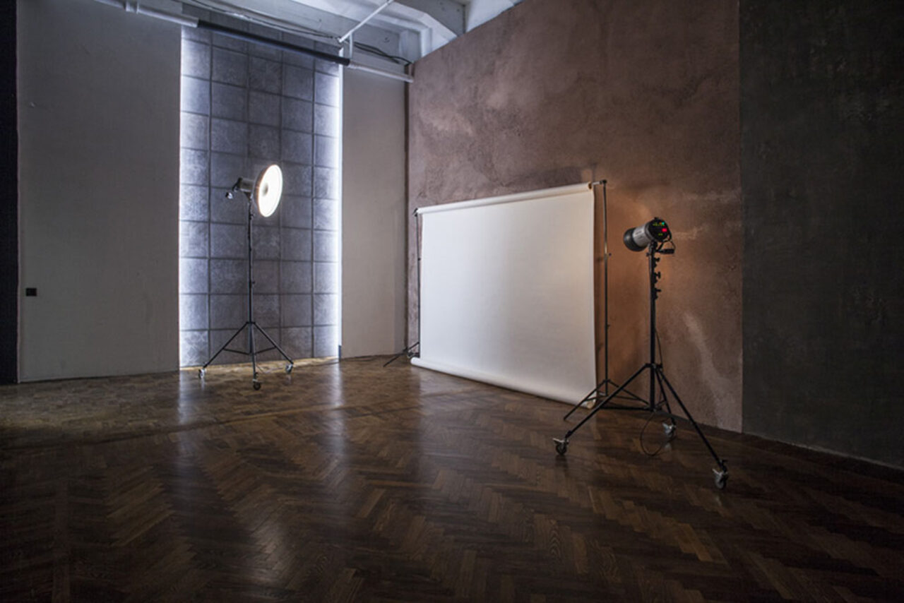 Арендовать WoodStudios Минималистичный зал с панорамным окном