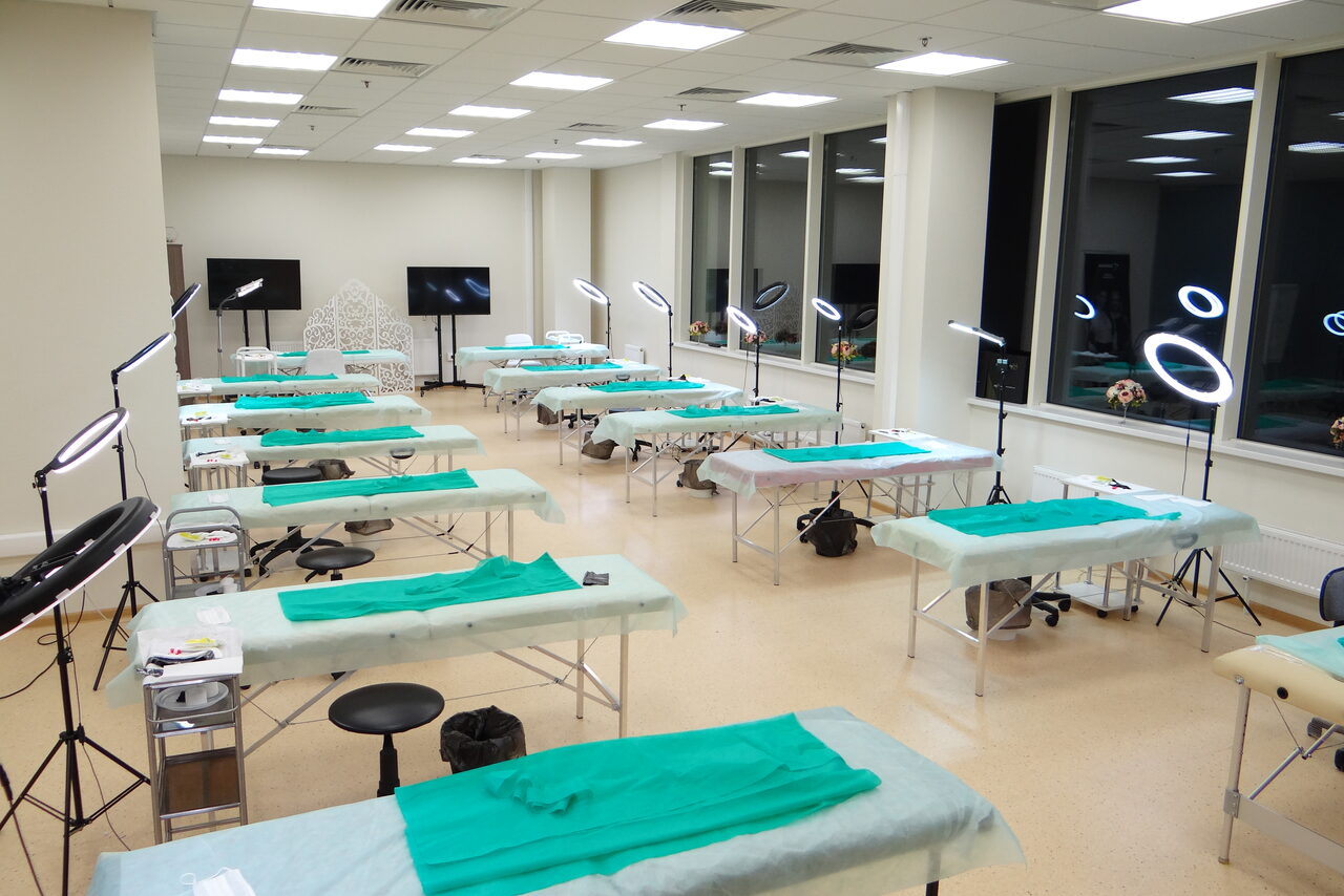 Арендовать Светлый тренинг зал с большими окнами