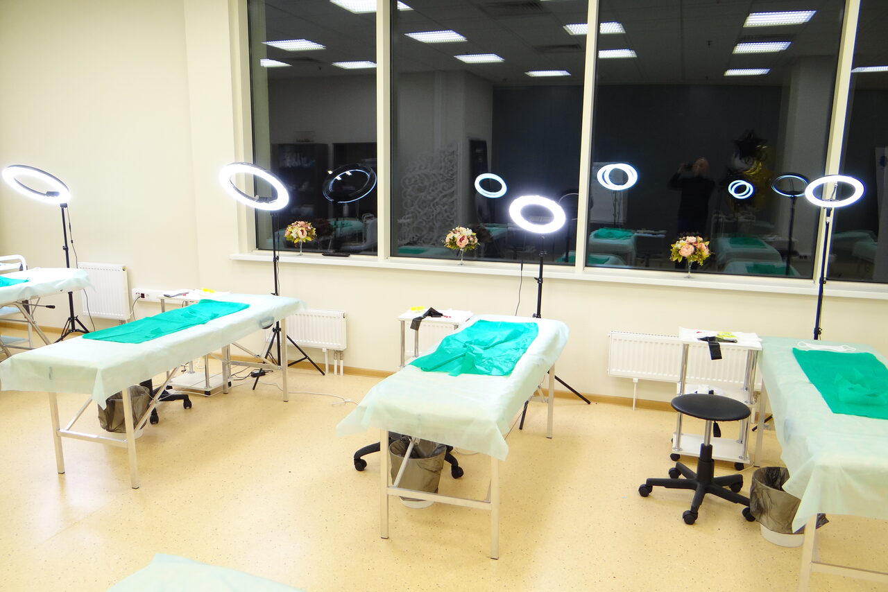 Арендовать Светлый тренинг зал с большими окнами