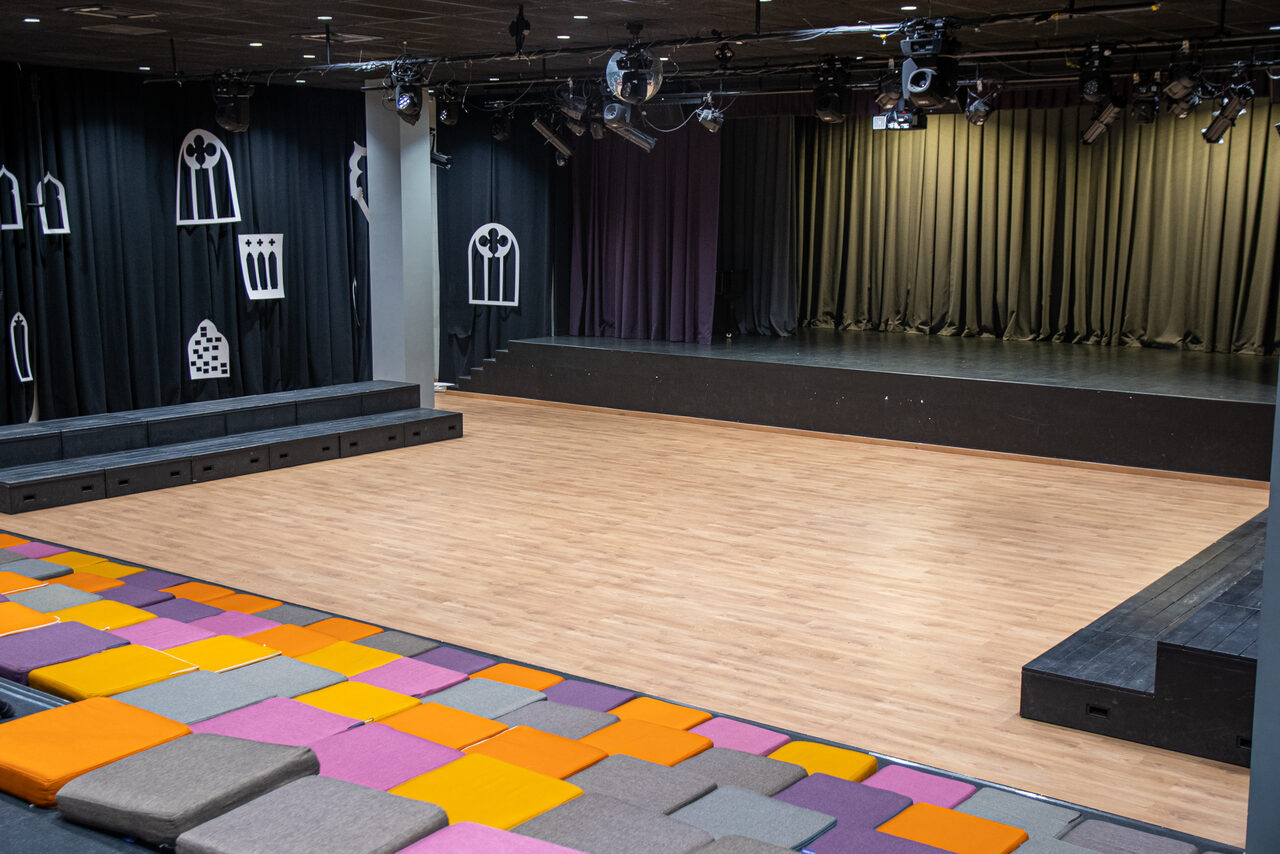 Арендовать Театральный зал. Новая школа - ОАНО "Новая школа"