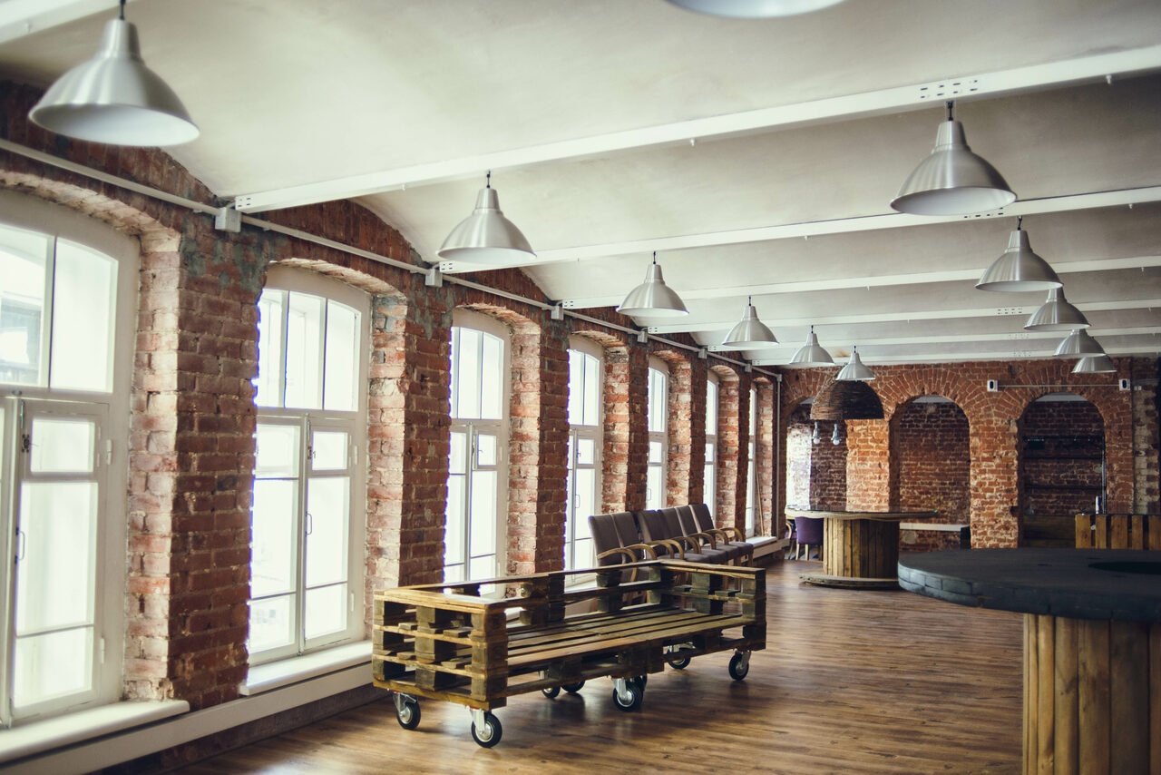 Арендовать Кирпичный лофт с большим количеством окон