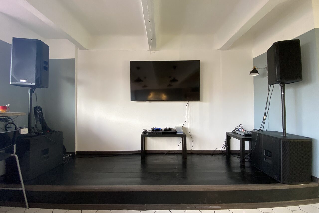 Арендовать Closed cafe in the Soviet style