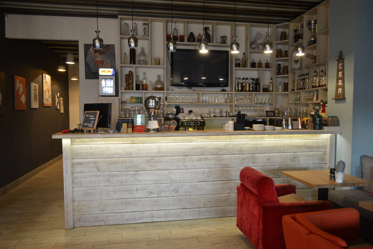 Арендовать Closed cafe with a summer veranda