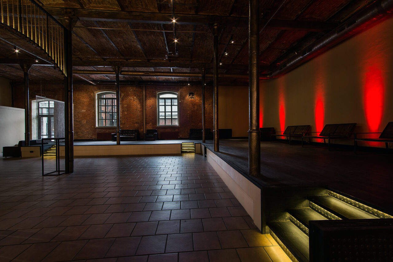 Арендовать Campus Loft. Лофт с высокими потолками и сценой