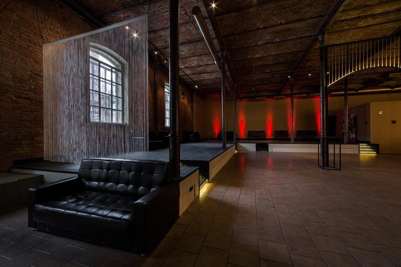 Арендовать Campus Loft. Лофт с высокими потолками и сценой