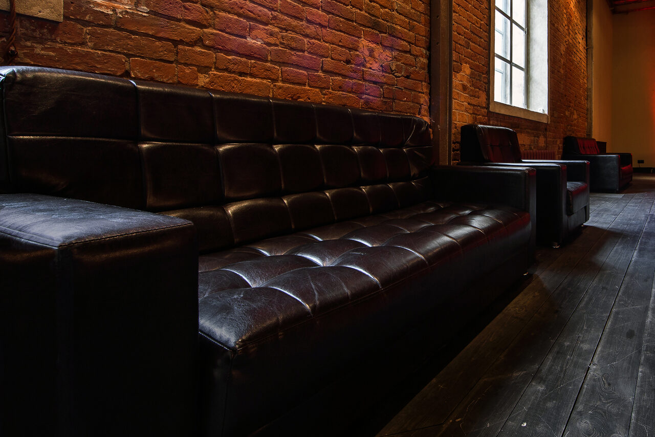 Арендовать Campus Loft. Лофт с высокими потолками и сценой