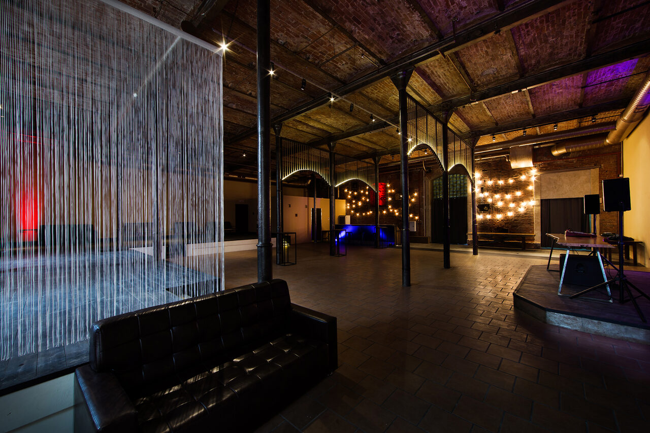 Арендовать Campus Loft. Лофт с высокими потолками и сценой