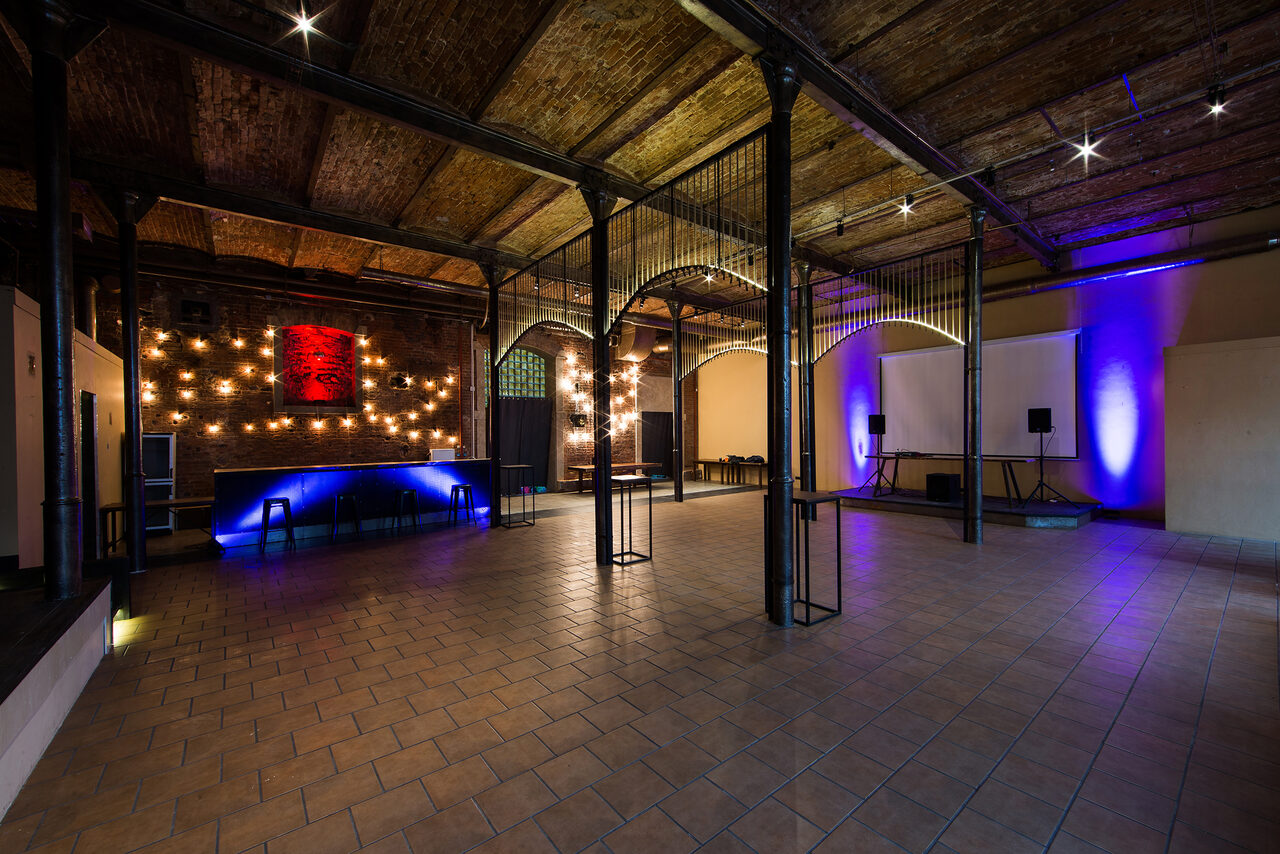 Арендовать Campus Loft. Лофт с высокими потолками и сценой