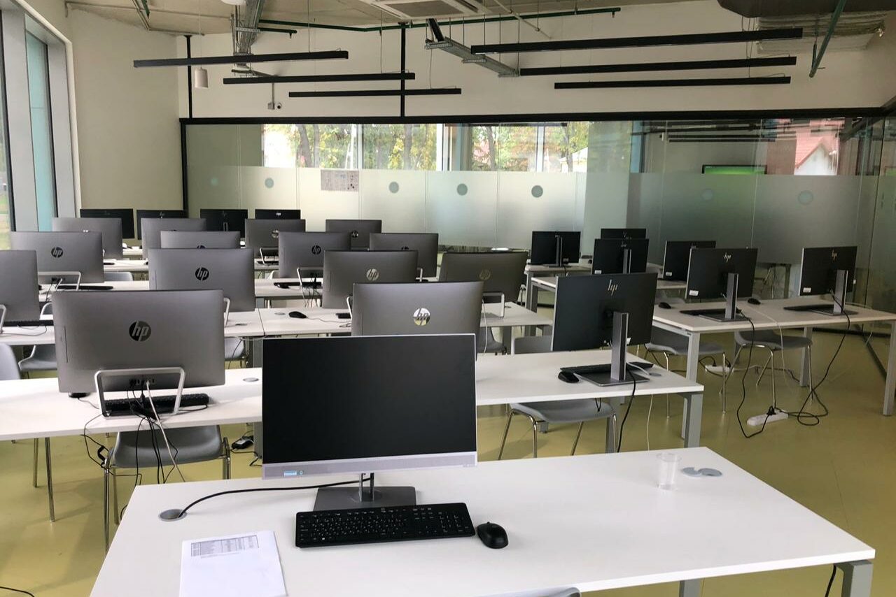 Арендовать Комфортные классы в стиле Hi-tech