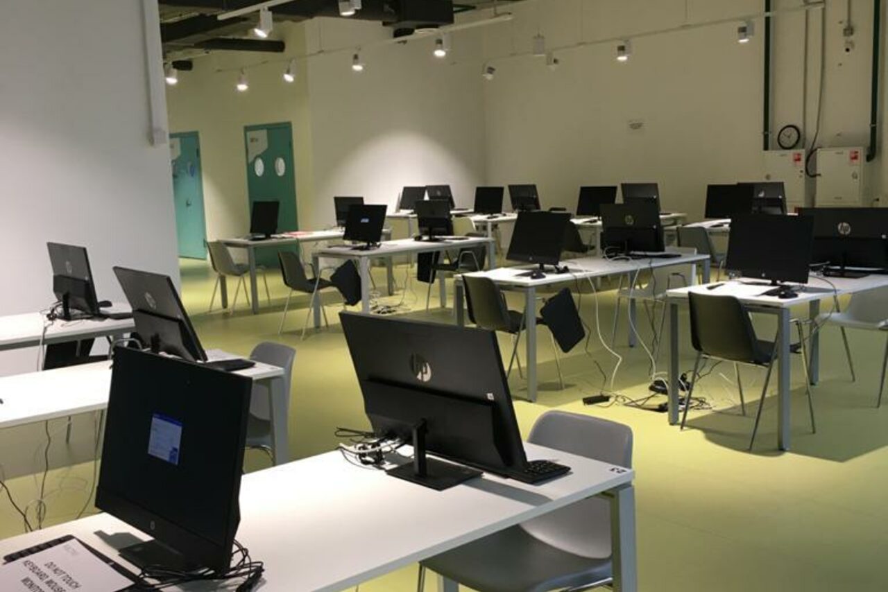 Арендовать Комфортные классы в стиле Hi-tech