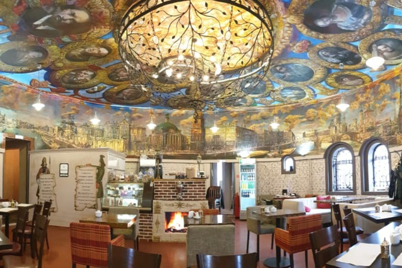 Арендовать Зал в башне с ручной росписью 