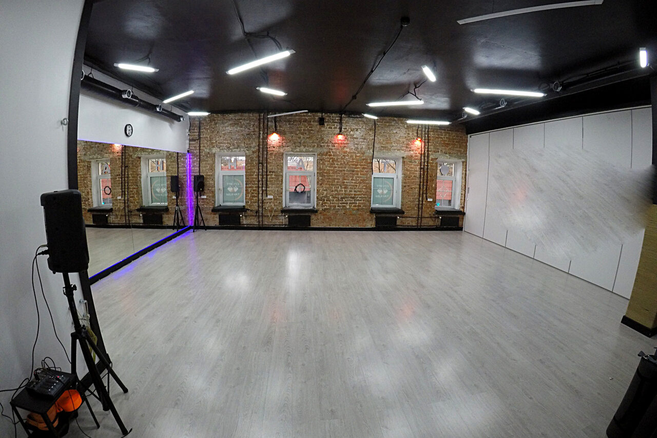 Арендовать White dance hall 