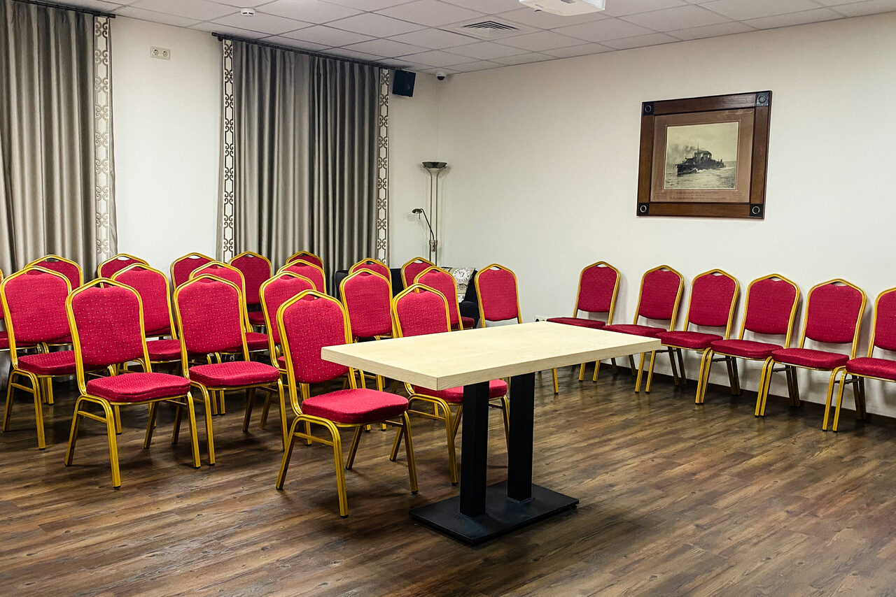 Арендовать Diplomat Hotel