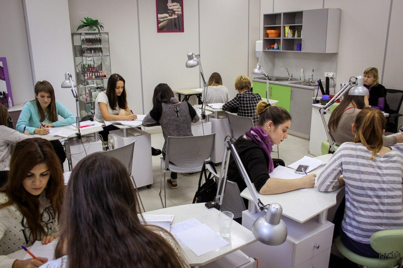 Арендовать Академия "Май"