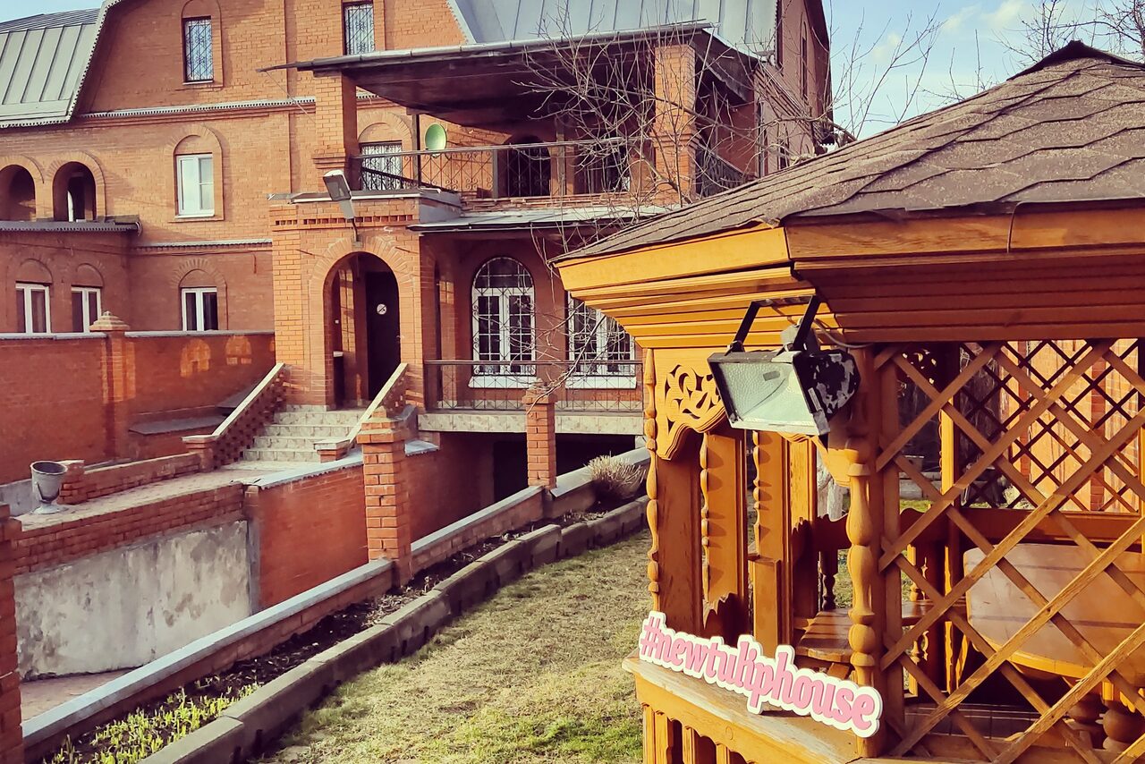 Арендовать New Tulip House Загородный комфортабельный коттежд