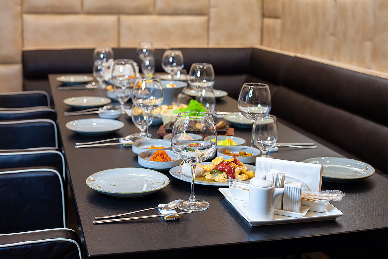 Арендовать Ресторан Инсам в Афимолле. Банкетный зал с креслами 