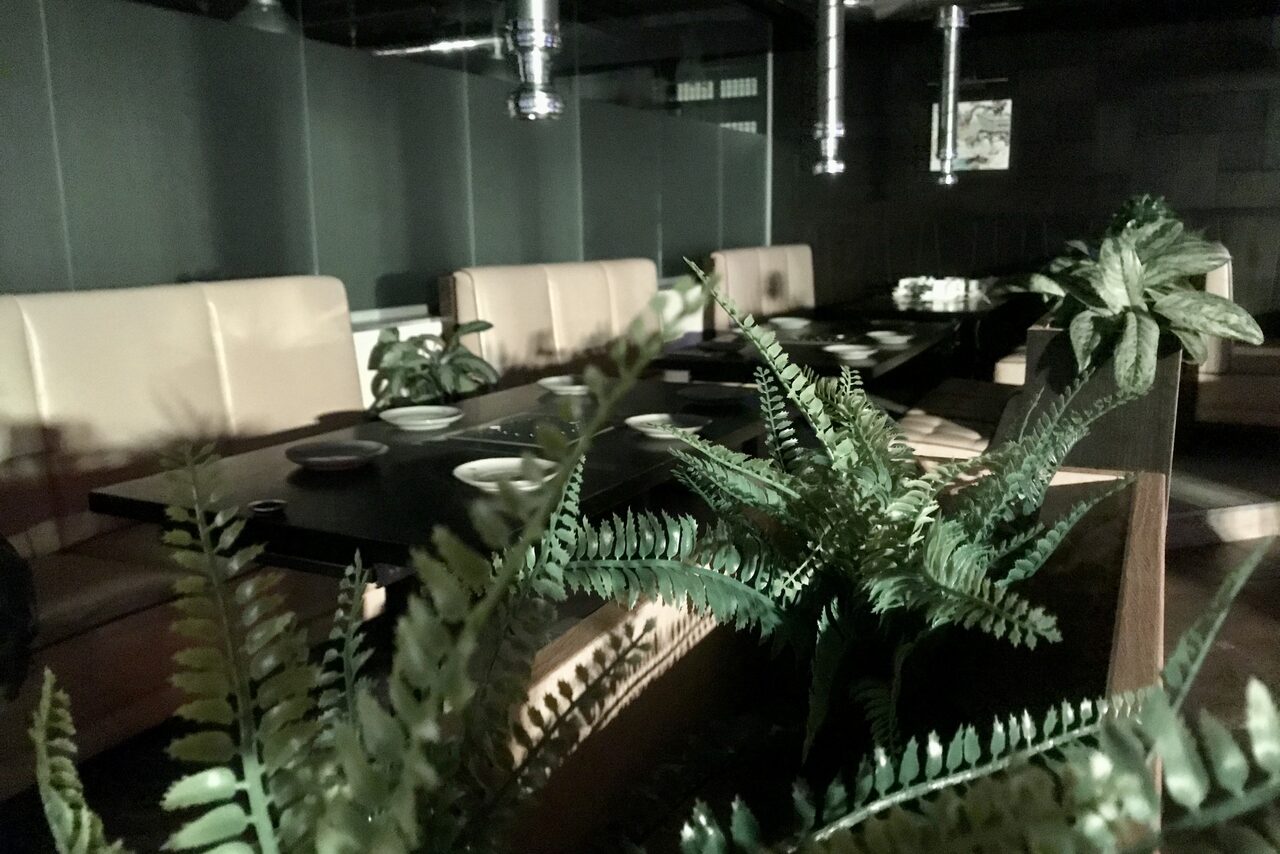 Арендовать Ресторан Инсам в Афимолле. Банкетный зал с креслами 