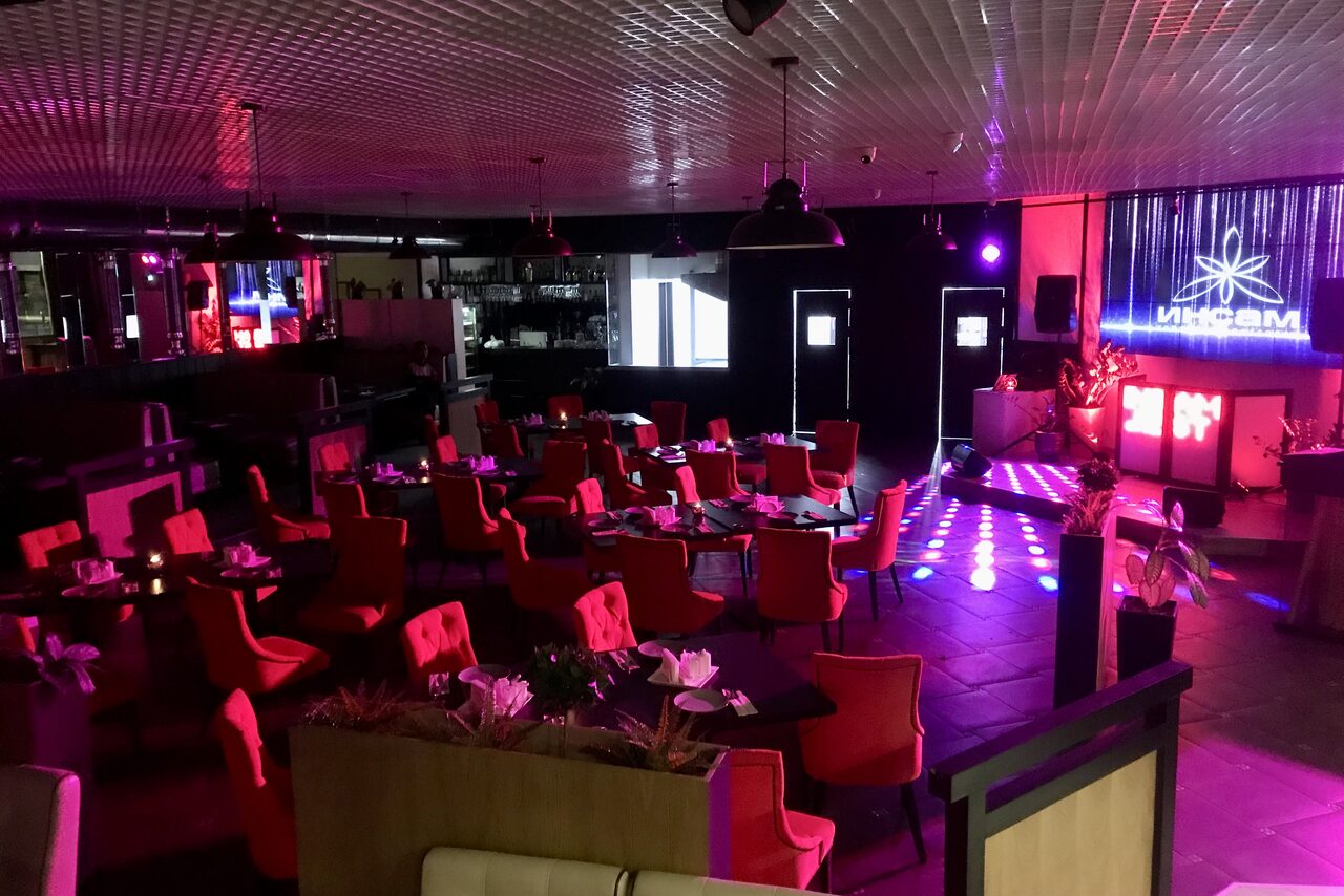 Арендовать Ресторан Инсам в Афимолле. Банкетный зал с креслами 