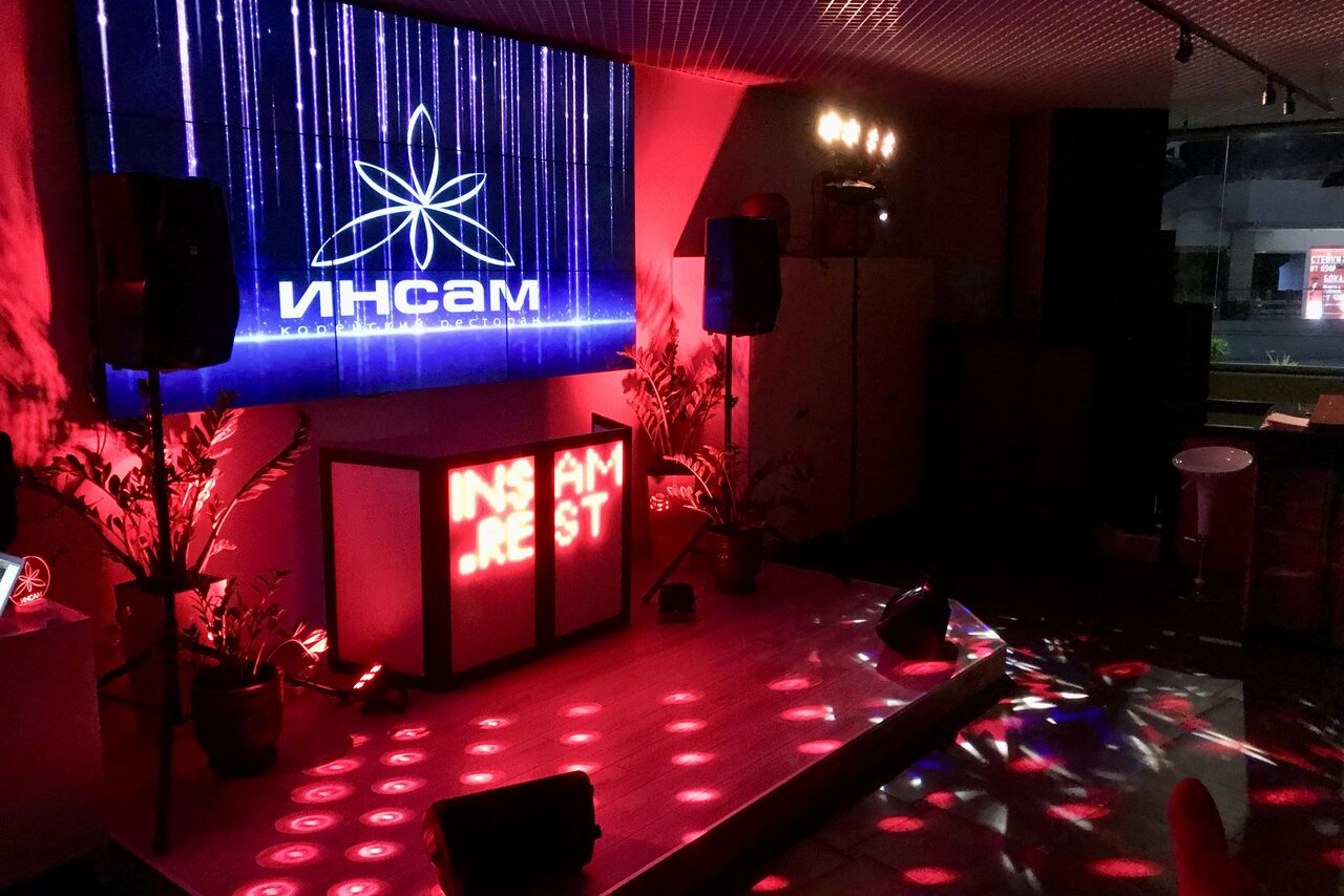 Арендовать Ресторан Инсам в Афимолле. Банкетный зал с креслами 