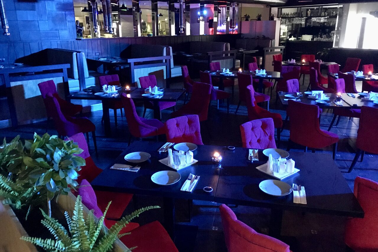 Арендовать Ресторан Инсам в Афимолле. Банкетный зал с креслами 