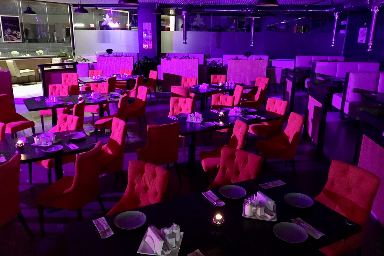 Арендовать Ресторан Инсам в Афимолле. Банкетный зал с креслами 