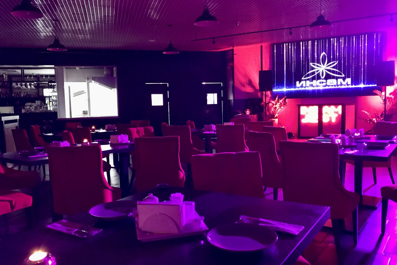 Арендовать Ресторан Инсам в Афимолле. Банкетный зал с креслами 