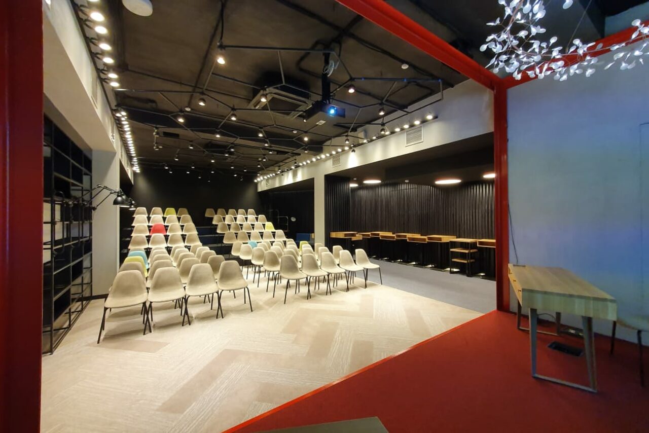 Арендовать AZIMUT Hotel Яркий функциональный зал в Новосибирске