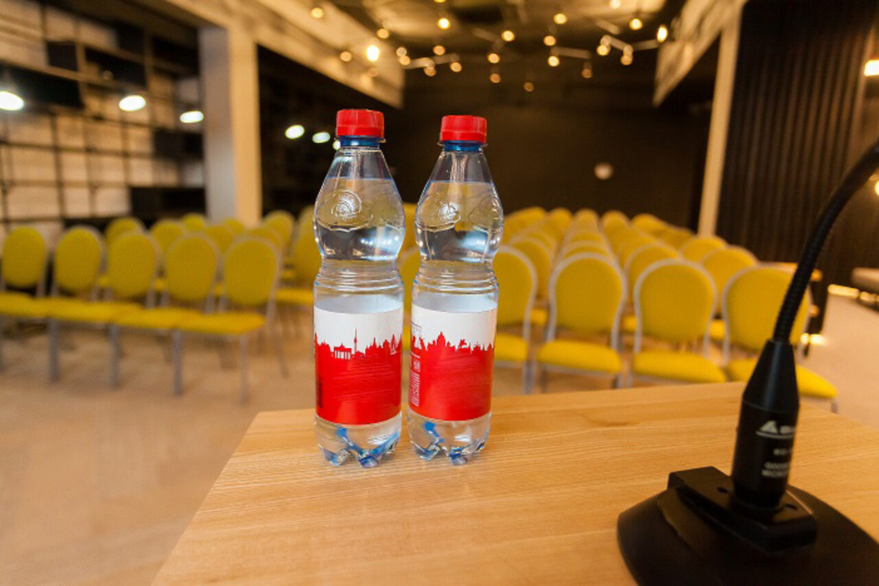 Арендовать AZIMUT Hotel Яркий функциональный зал в Новосибирске