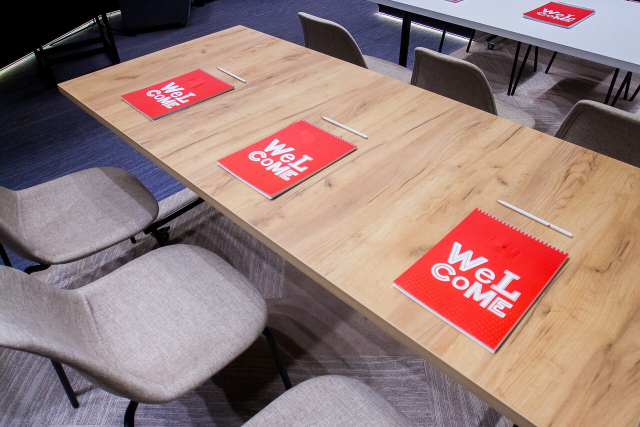 Арендовать AZIMUT Hotel Яркий функциональный зал в Новосибирске