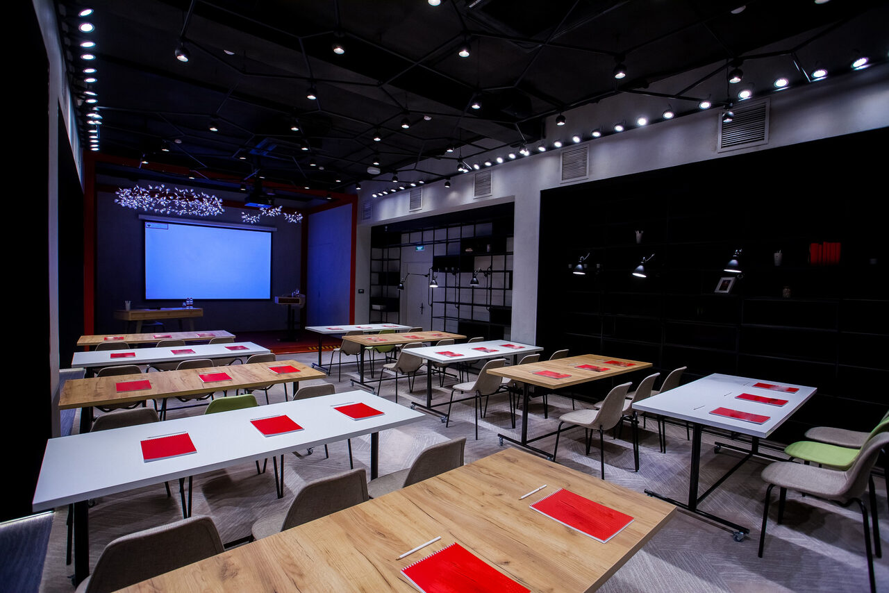 Арендовать AZIMUT Hotel Яркий функциональный зал в Новосибирске