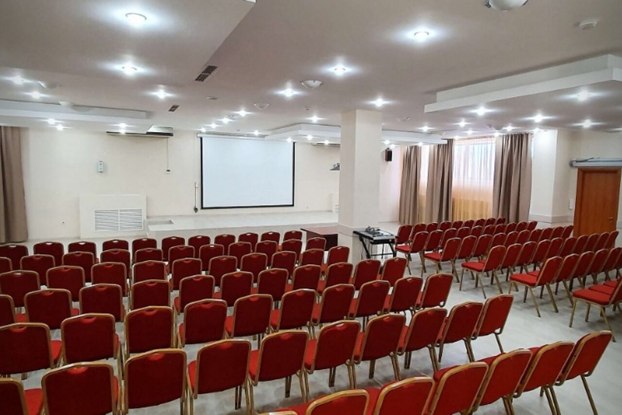 Арендовать АМАКС Сафар Отель