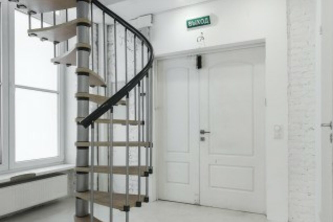 Арендовать Белый двухэтажный лофт