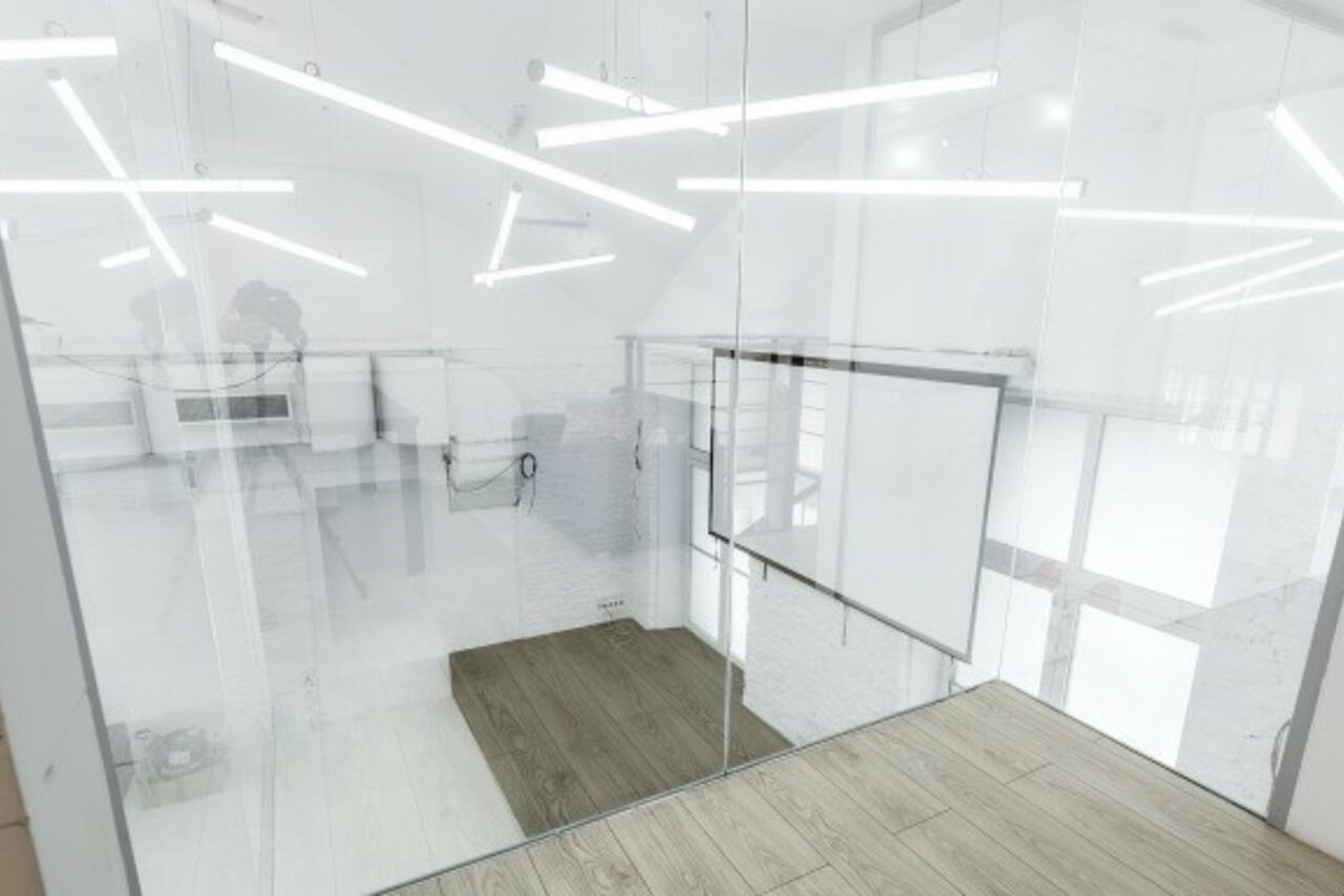 Арендовать Белый двухэтажный лофт