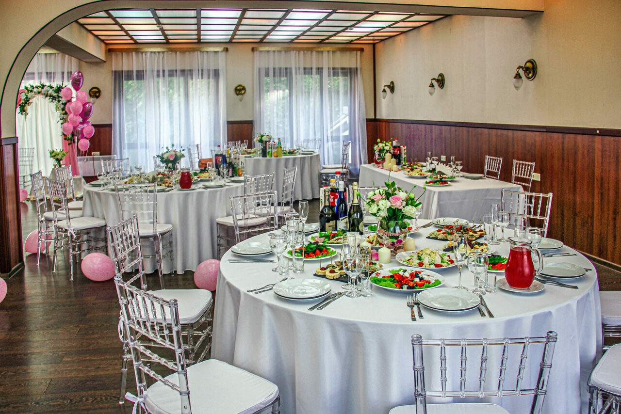 Арендовать Ланч Поинт Классический банкетный зал в светлых тонах