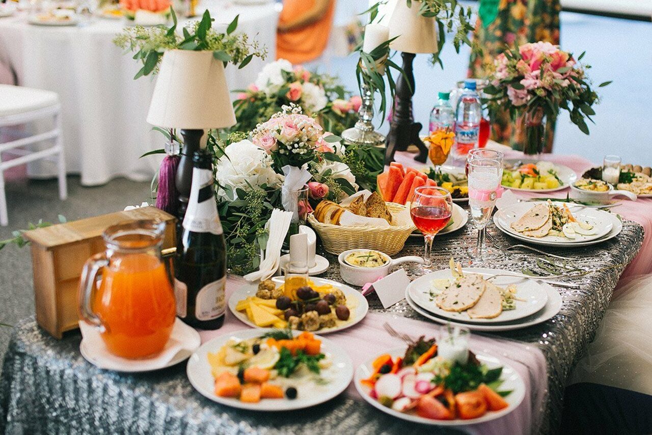 Арендовать Ланч Поинт Классический банкетный зал в светлых тонах