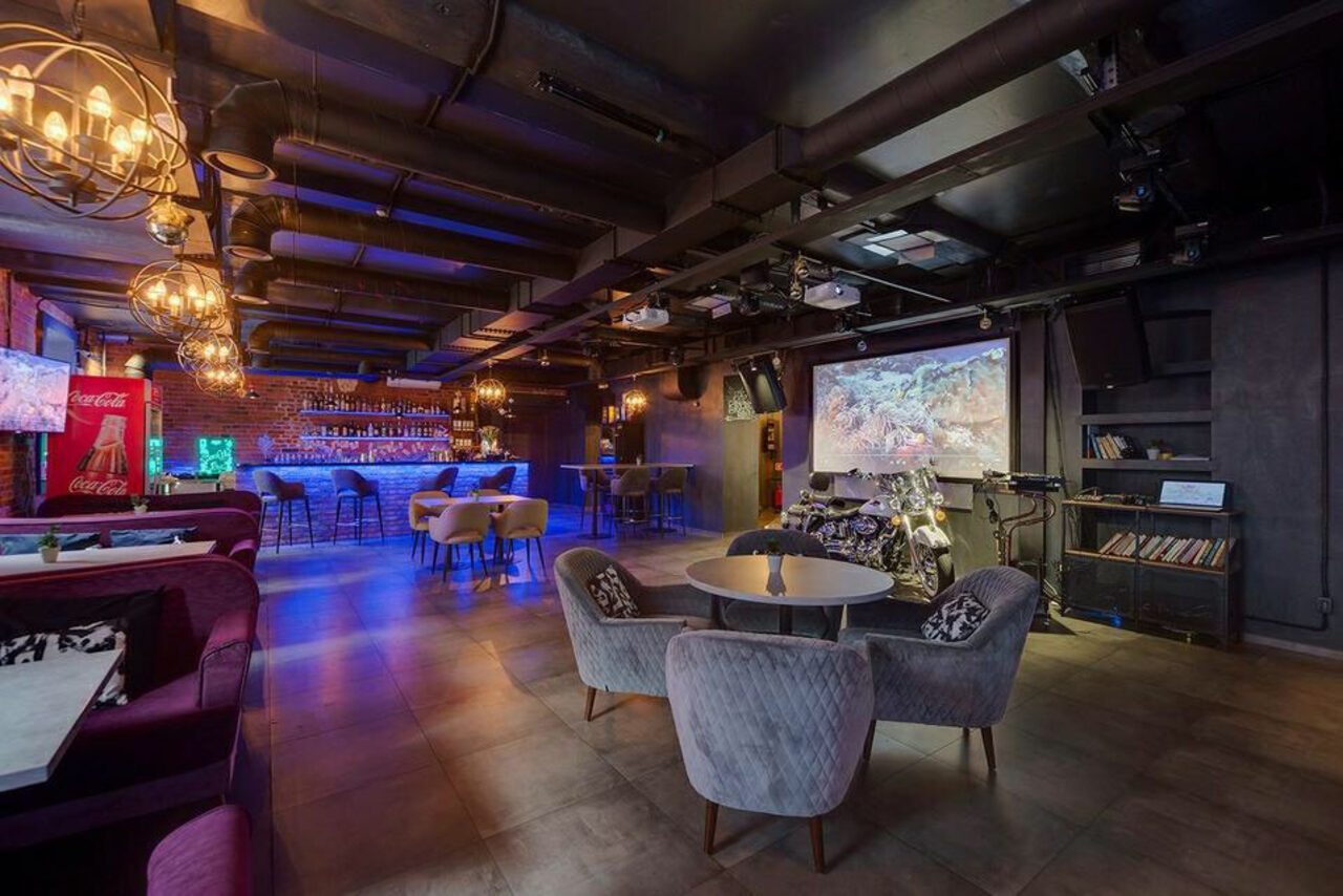 Арендовать Lounge bar. Лофт бар с мотоциклом