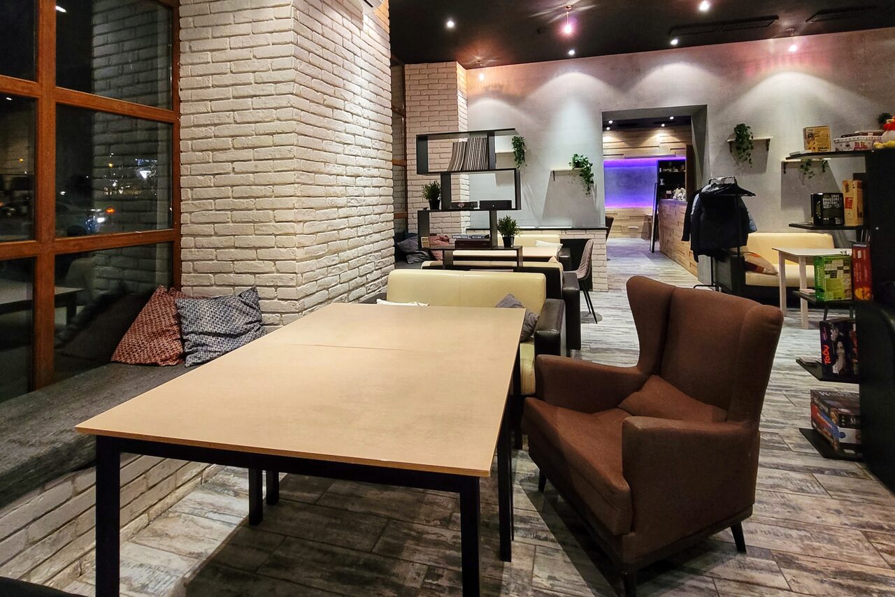 Арендовать Design loft with panoramic windows and kitchen 