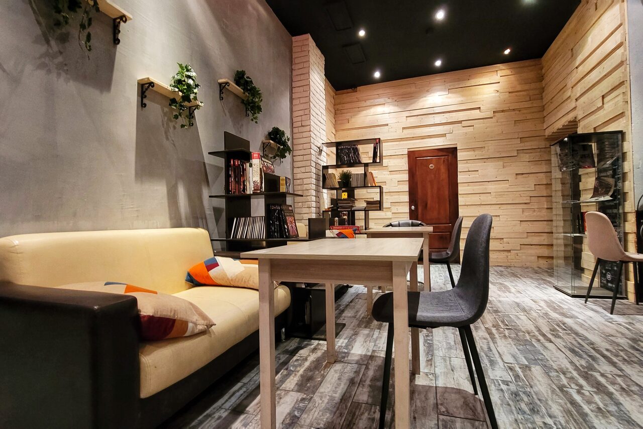 Арендовать Design loft with panoramic windows and kitchen 