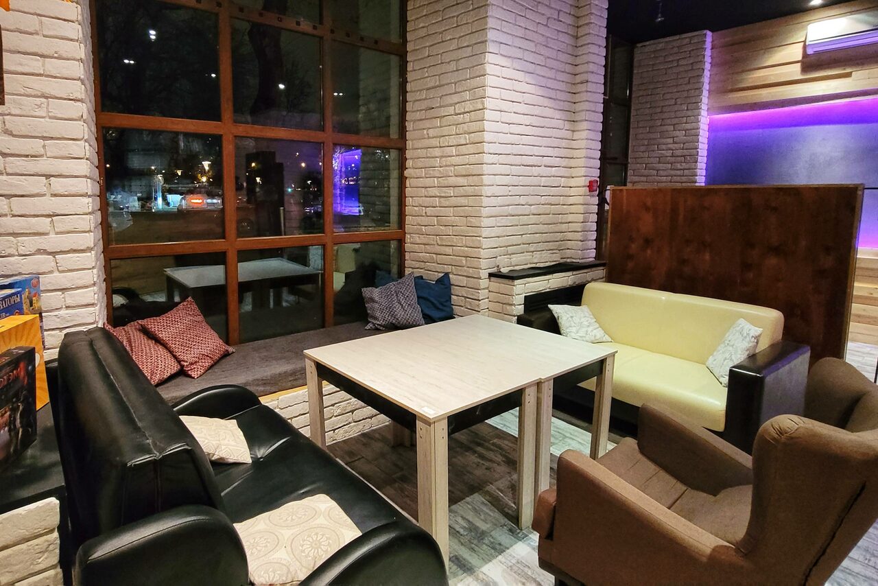 Арендовать Design loft with panoramic windows and kitchen 