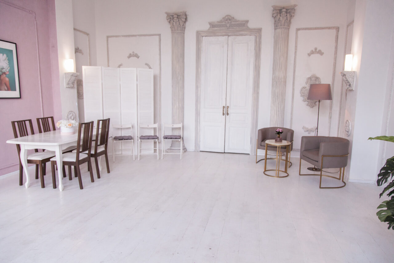 Арендовать  Mirseliz Светлый зал-лофт в классическом стиле