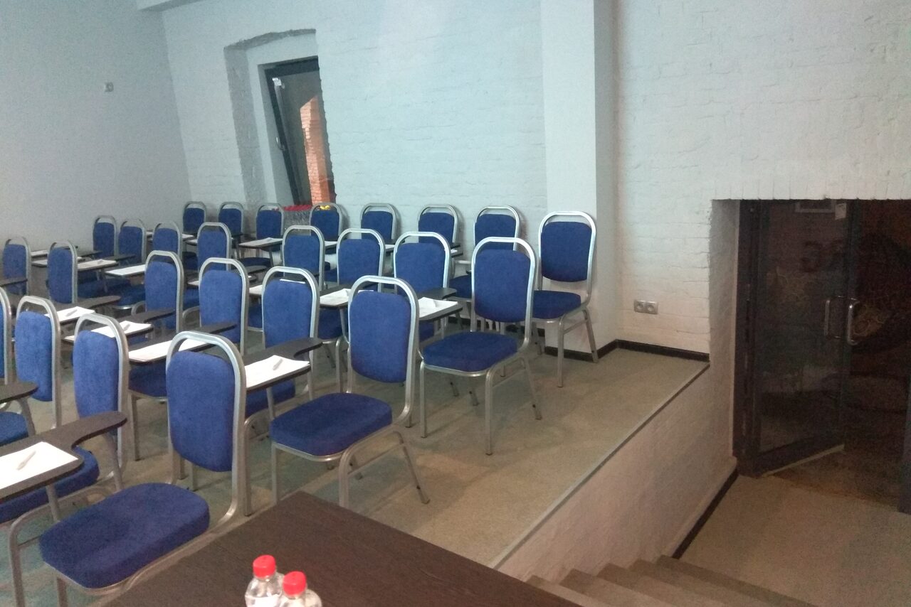 Арендовать Gutenberg Hotel Мини конференц-зал в белом кирпиче