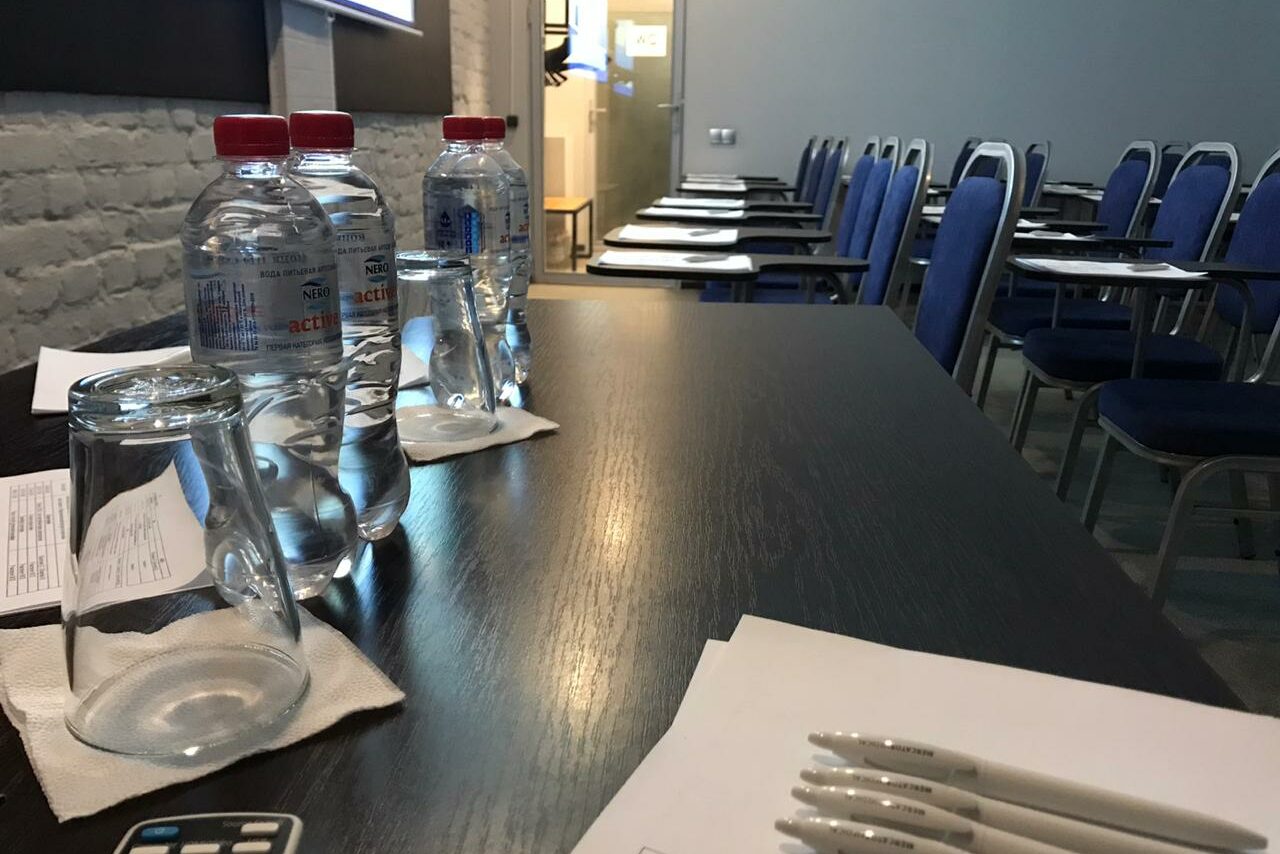 Арендовать Gutenberg Hotel Мини конференц-зал в белом кирпиче