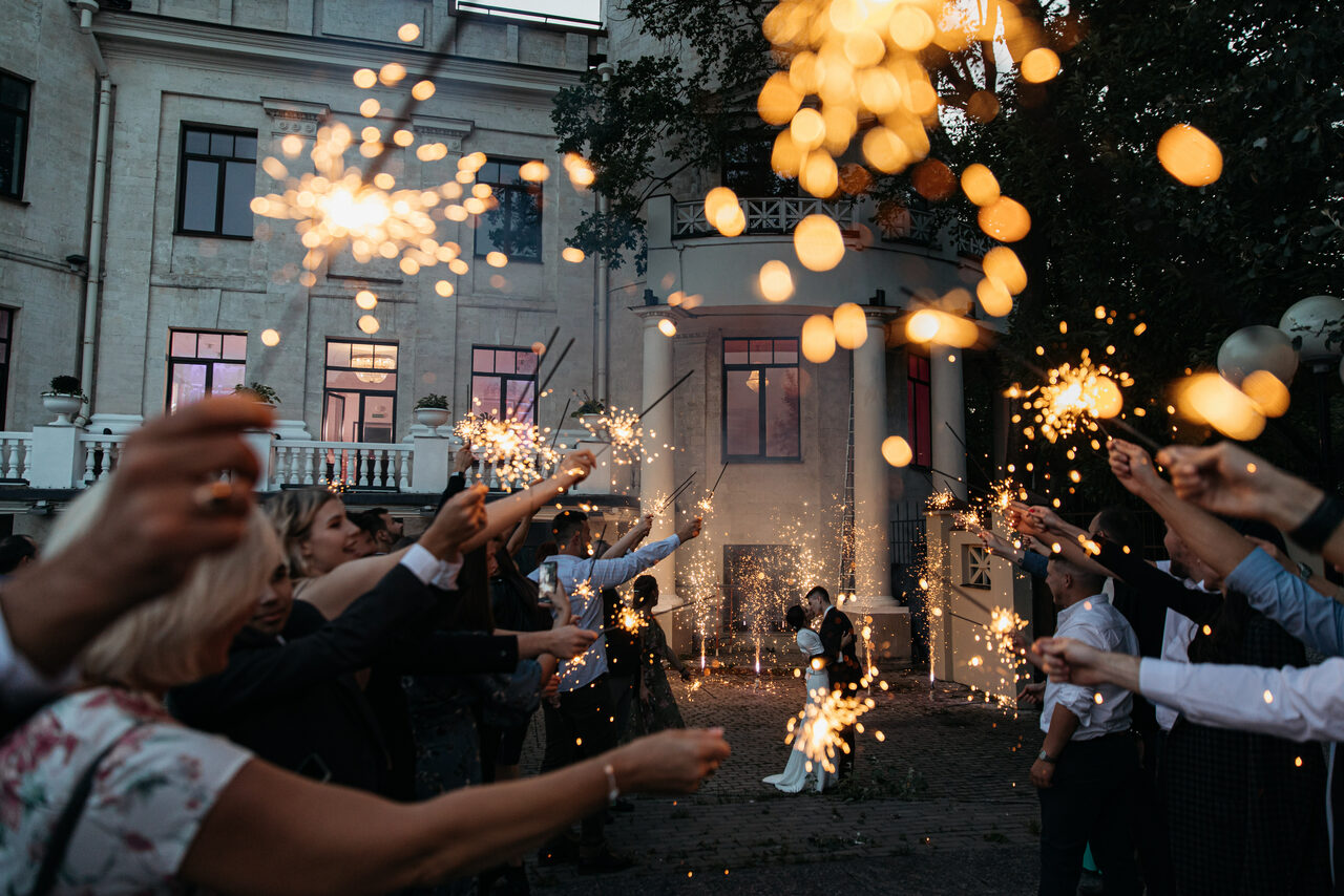 Арендовать Space with stucco and fireplace