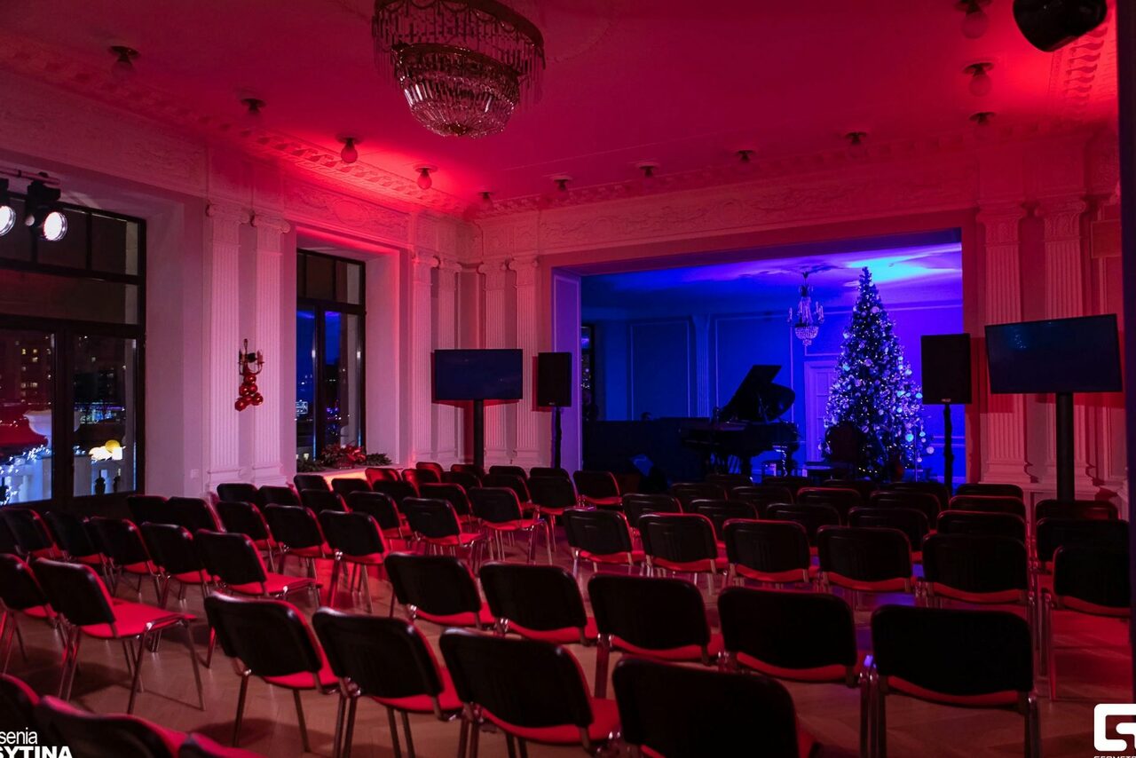 Арендовать Space with stucco and fireplace