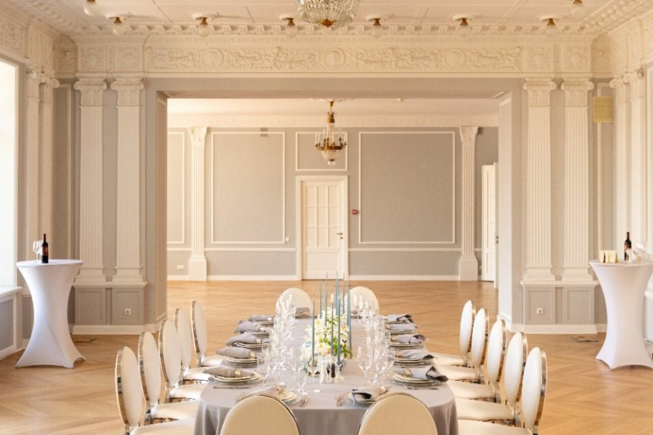 Арендовать Space with stucco and fireplace