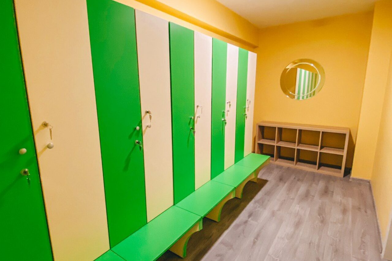 Арендовать Yoga room with interior painting