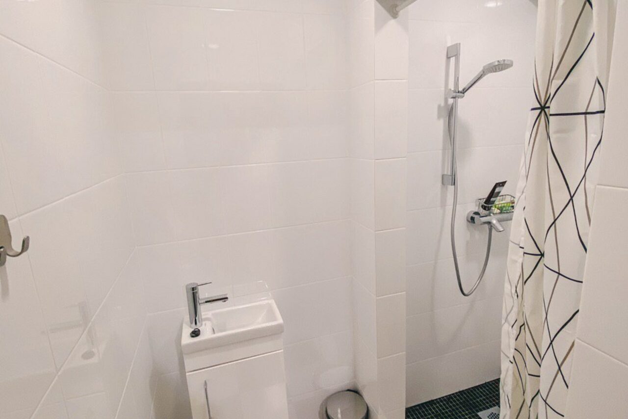 Арендовать Yoga room with interior painting