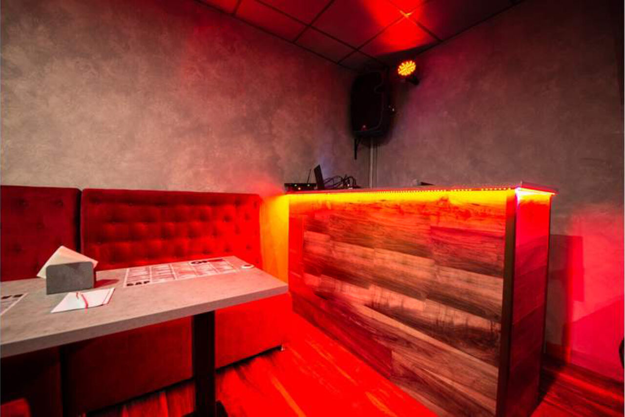 Арендовать One Bar Оборудованный караоке-лофт на Ладожской