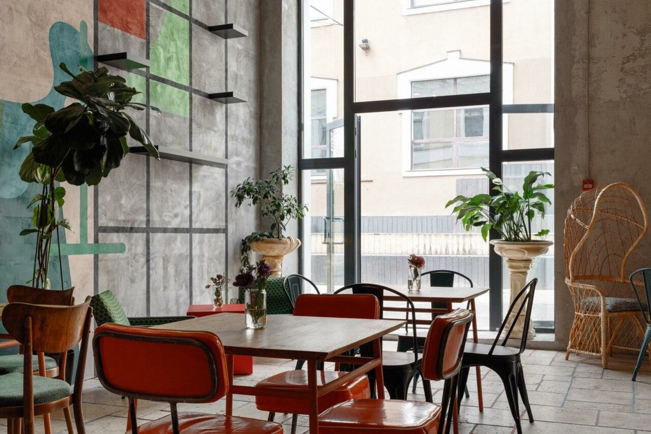 Арендовать SLOW WINE. Двухуровневый лофт с ярким дизайном