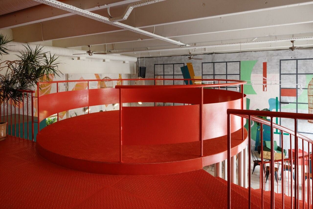 Арендовать SLOW WINE. Двухуровневый лофт с ярким дизайном